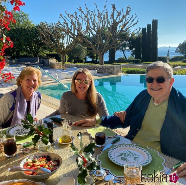 Constantino y Ana María de Grecia con su hija Theodora de Grecia en su casa de Porto Jeli