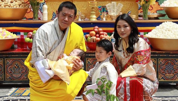 Los Reyes de Bhutan con su hijos Jigme Namgyel Wangchuck y Jigme Ugyen Wangchuck