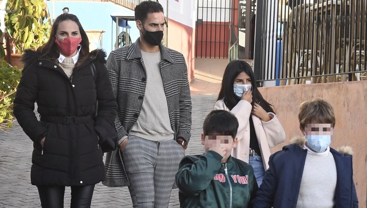 Irene Rosales, Asraf Beno e Isa Pantoja se reúnen en Navidad junto a sus hijos