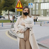 María Pombo con su hijo Martín en brazos en su presentación