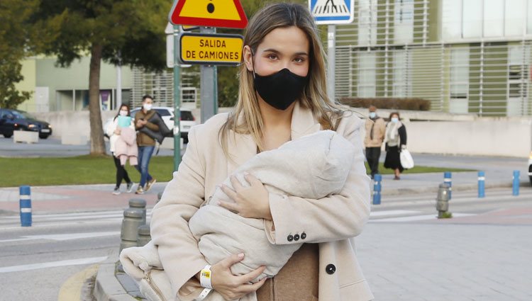 María Pombo con su hijo Martín en brazos en su presentación