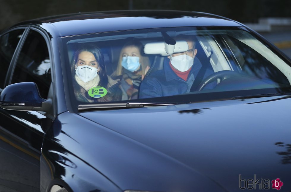 Los Reyes Felipe y Letizia con la Princesa Leonor y la Infanta Sofía visitando a Jesús Ortiz en Reyes