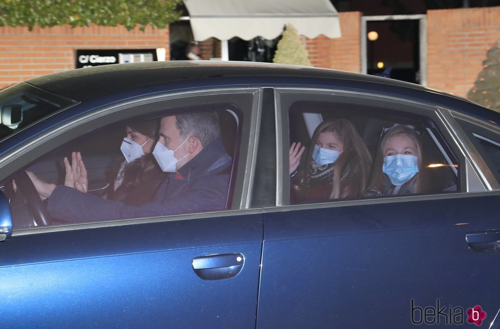 La Princesa Leonor y la Infanta Sofía saludan y sonríen a la prensa a las puertas de la casa de Jesús Ortiz