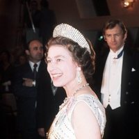 La Reina Isabel luce la Tiara Kokoshnik durante un viaje oficial