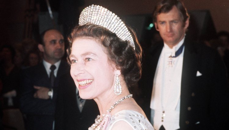 La Reina Isabel luce la Tiara Kokoshnik durante un viaje oficial