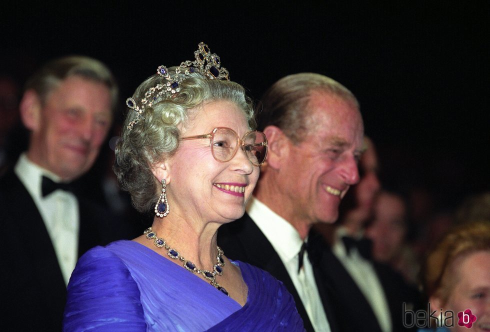 La Reina Isabel luciendo sus zafiros junto al Duque de Edimburgo en un acto público