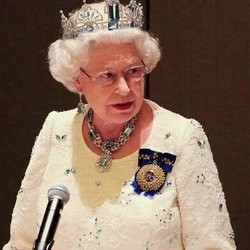 La Reina Isabel preside un acto de la Commonwealth con su aderezo de aguamarinas