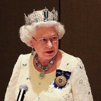 La Reina Isabel preside un acto de la Commonwealth con su aderezo de aguamarinas