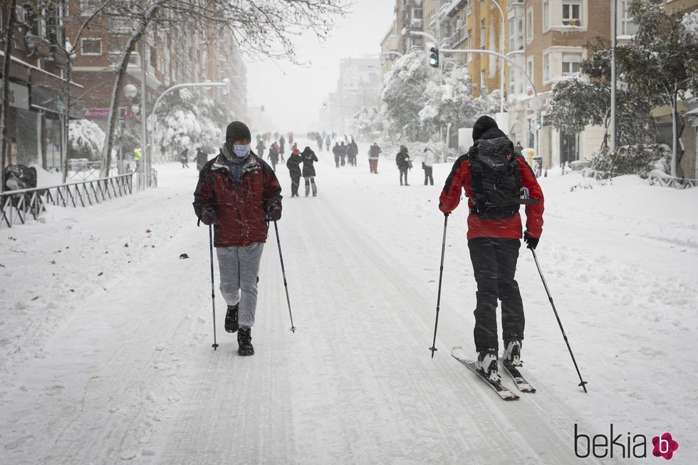 Ciudadanos esquiando por la calle tras la gran nevada de Madrid de 2021 provocada por Filomena