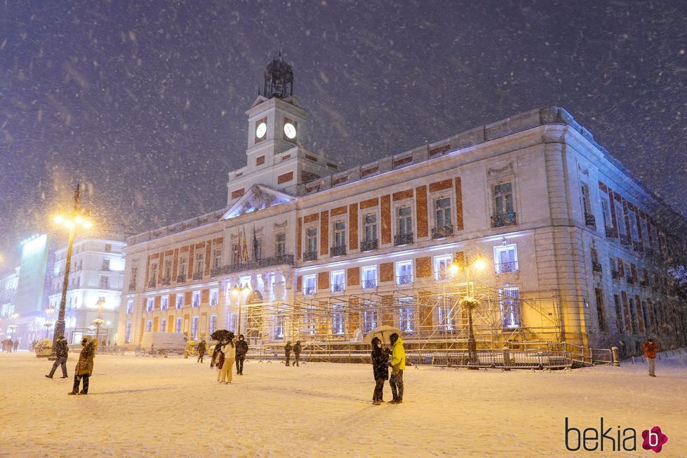 La Puerta del Sol cubierta de nieve tras la gran nevada de Madrid de 2021 provocada por Filomena