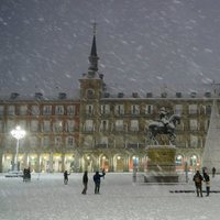 La Plaza Mayor cubierta de nieve tras la gran nevada de Madrid de 2021 provocada por Filomena