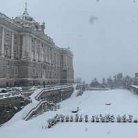 El Palacio Real cubierto de nieve tras la gran nevada de Madrid de 2021 provocada por Filomena