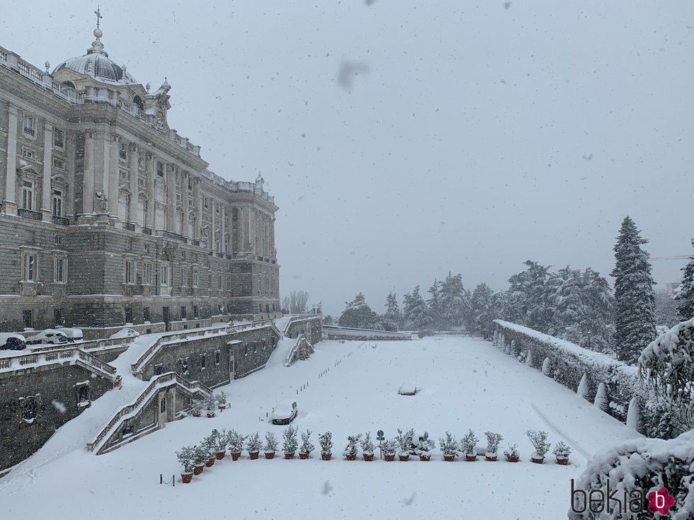 El Palacio Real cubierto de nieve tras la gran nevada de Madrid de 2021 provocada por Filomena