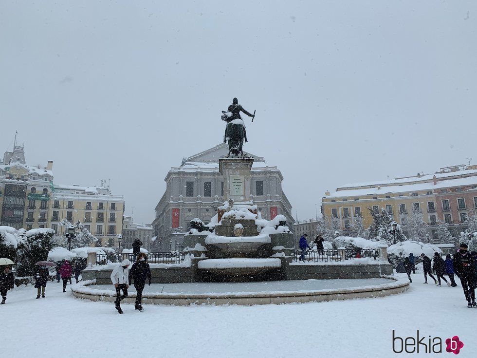 La Plaza de Oriente y el Teatro Real cubiertos de nieve tras la gran nevada de Madrid de 2021 provocada por Filomena