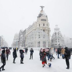 La esquina de Gran Vía y Alcalá cubierta de nieve tras la gran nevada de Madrid 2021 provocada por Filomena