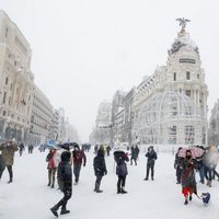 La esquina de Gran Vía y Alcalá cubierta de nieve tras la gran nevada de Madrid 2021 provocada por Filomena