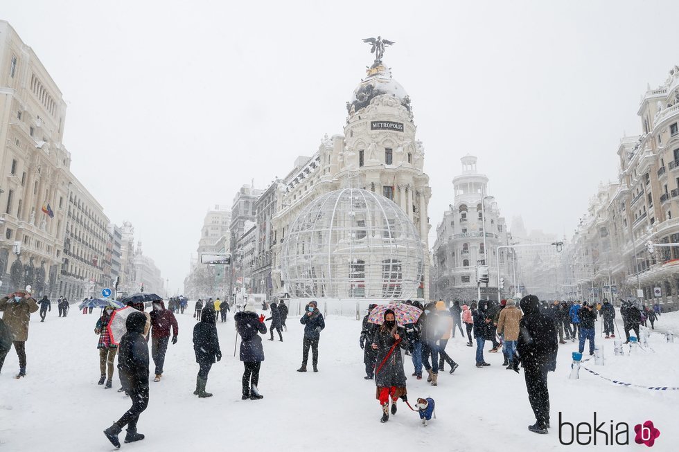 La esquina de Gran Vía y Alcalá cubierta de nieve tras la gran nevada de Madrid 2021 provocada por Filomena