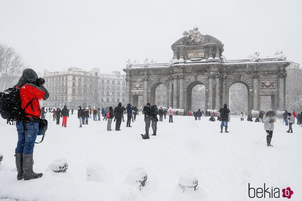 La Puerta de Alcalá cubierta de nieve tras la gran nevada de Madrid 2021 provocada por Filomena