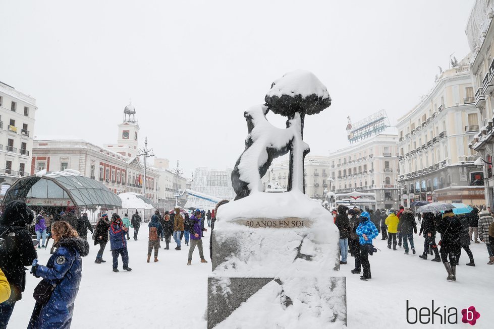 El Oso y el Madroño cubierto de nieve tras la gran nevada de Madrid 2021 provocada por Filomena