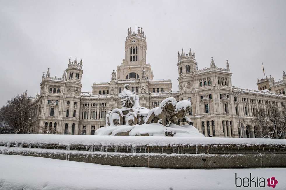 La Cibeles cubierta de nieve tras la gran nevada de Madrid de 2021 provocada por Filomena