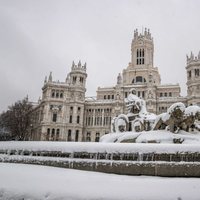 La Cibeles cubierta de nieve tras la gran nevada de Madrid de 2021 provocada por Filomena