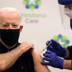 Joe Biden recibiendo la segunda dosis de la vacuna del coronavirus