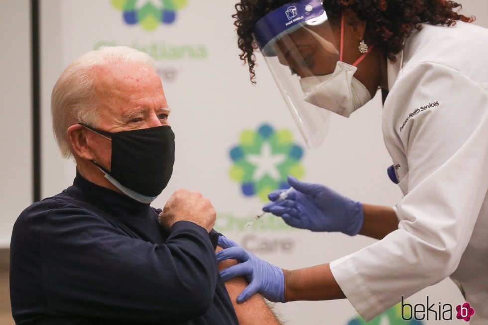 Joe Biden recibiendo la primera dosis de la vacuna del coronavirus