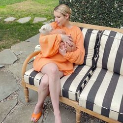 Emma Roberts con su hijo Rhodes en brazos dos semanas después de su nacimiento