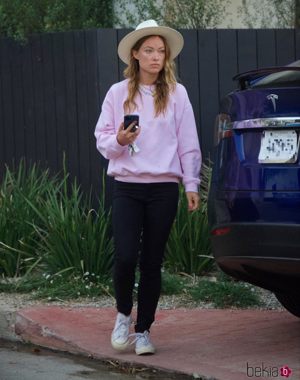 Olivia Wilde saliendo de su casa de Los Angeles muy enfadada