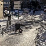 Un hombre se resbala por la helada tras la gran nevada de Madrid de enero de 2021 provocada por Filomena