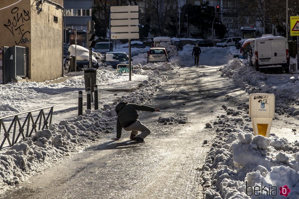 Un hombre se resbala por la helada tras la gran nevada de Madrid de enero de 2021 provocada por Filomena