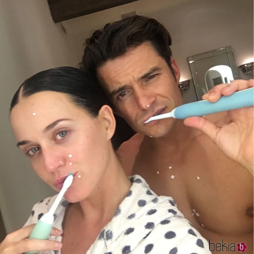 Katy Perry y Orlando Bloom lavándose los dientes