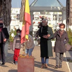 José Ortega Cano, su hijo José María Ortega y Ana María Aldón en la tumba de Rocío Jurado