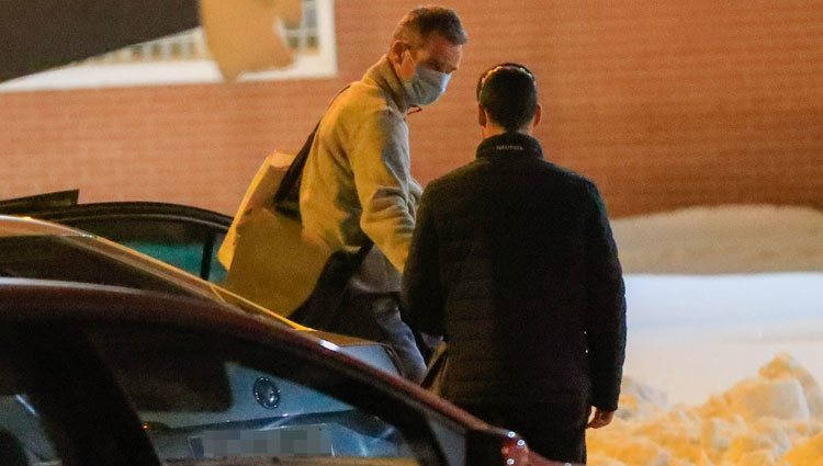 Iñaki Urdangarin con su escolta a su llegada al CIS de Alcalá de Henares