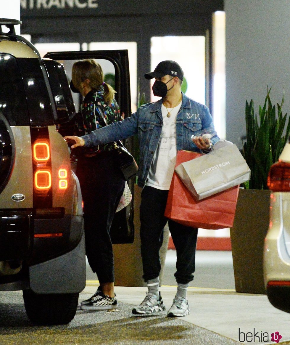 Wilmer Valderrama y Amanda Pacheco de compras en Los Angeles