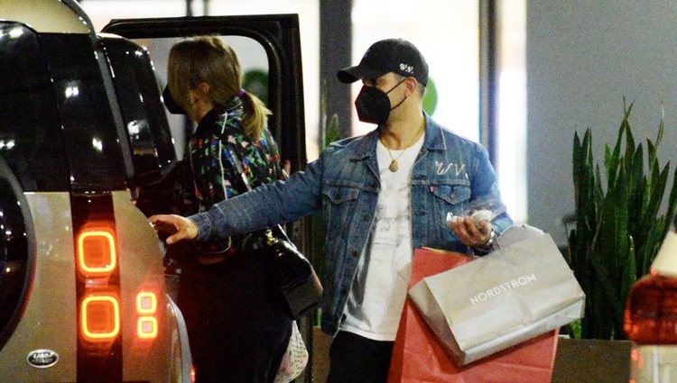 Wilmer Valderrama y Amanda Pacheco de compras en Los Angeles