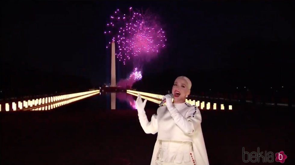 Katy Perry, cantando entre fuegos artificiales en la toma de posesión de Joe Biden