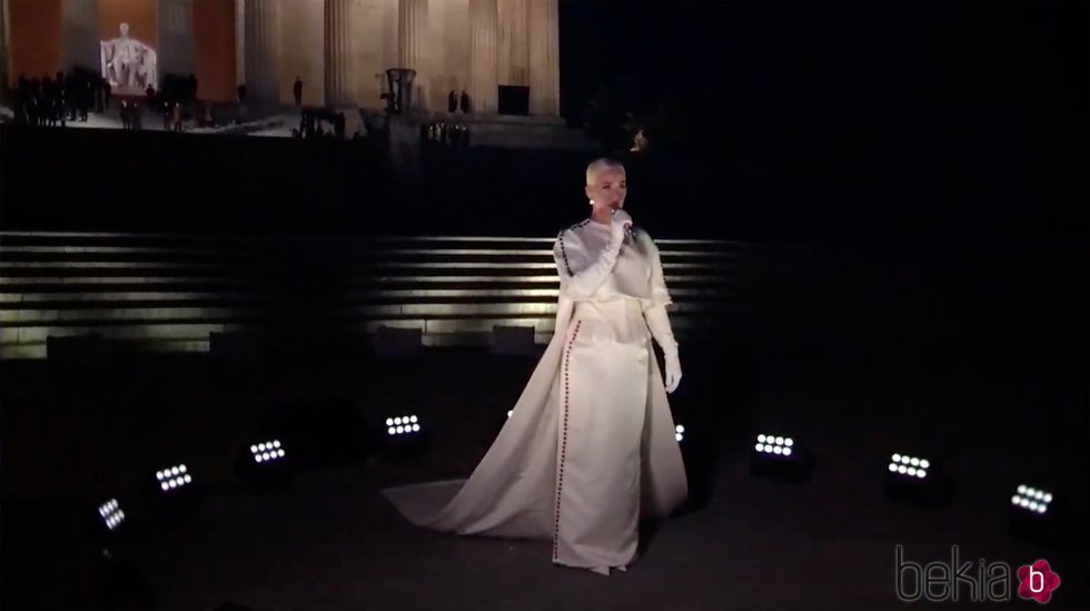 Katy Perry, actuando en la toma de posesión de Joe Biden entre fuegos artificiales