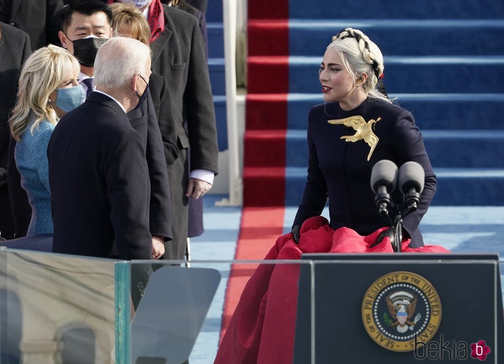 Lady Gaga, saludando a Joe Biden y a su mujer en su toma de posesión