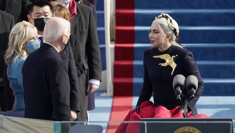 Lady Gaga, saludando a Joe Biden y a su mujer en su toma de posesión