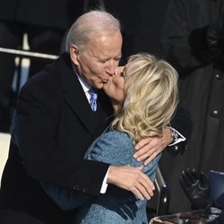 Joe Biden, besando a su mujer Jill Biden tras convertirse en el 46º Presidente de Estados Unidos