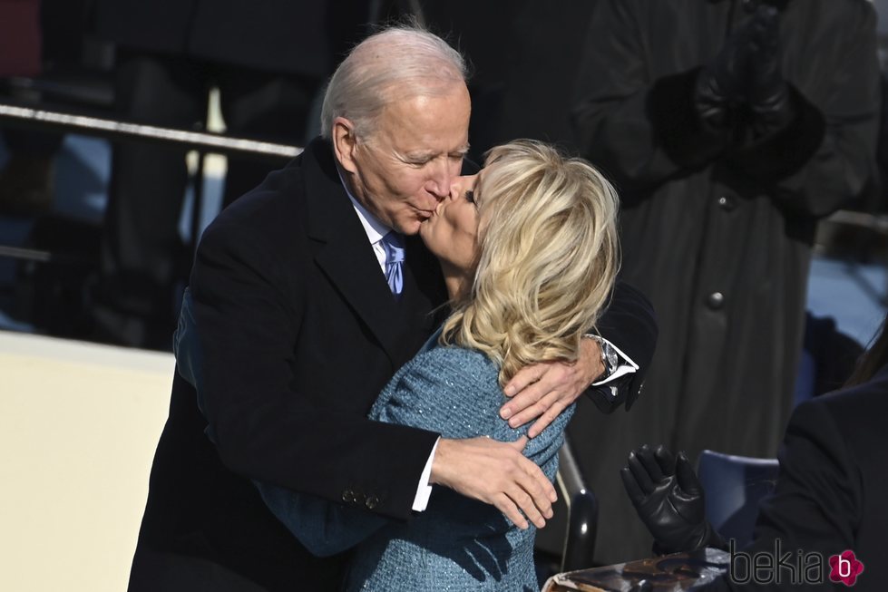 Joe Biden, besando a su mujer Jill Biden tras convertirse en el 46º Presidente de Estados Unidos