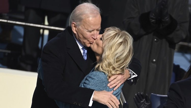 Joe Biden, besando a su mujer Jill Biden tras convertirse en el 46º Presidente de Estados Unidos