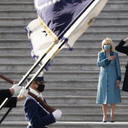 Joe Biden y su mujer Jill Biden, emocionados ante el desfile militar por su toma de posesión