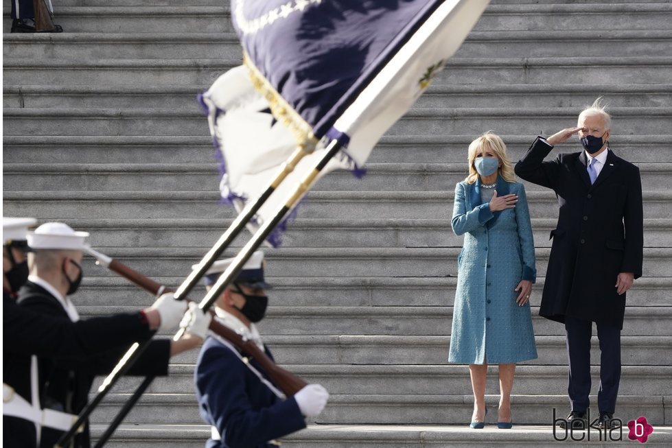 Joe Biden y su mujer Jill Biden, emocionados ante el desfile militar por su toma de posesión