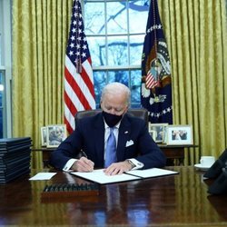 Joe Biden ocupa el despacho oval y firma nuevos decretos