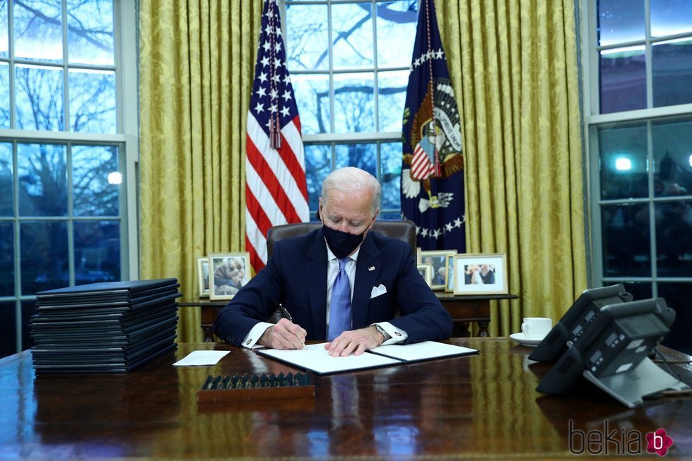 Joe Biden ocupa el despacho oval y firma nuevos decretos