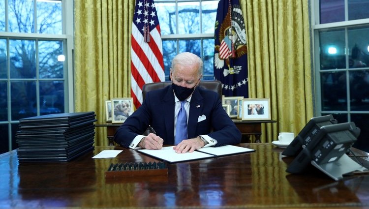 Joe Biden ocupa el despacho oval y firma nuevos decretos