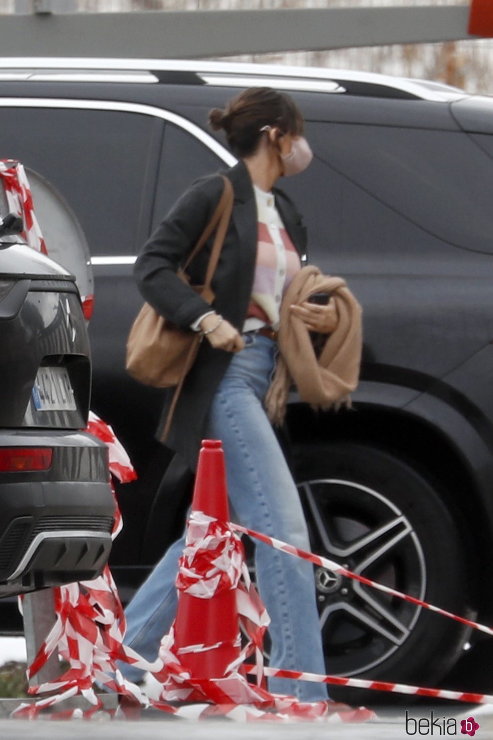 Sara Carbonero llegando a la radio para estrenar su sección 'Que siga el baile'