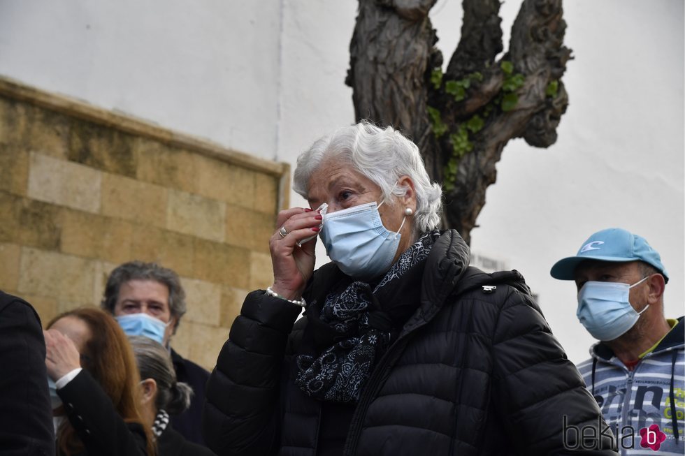 Teresa Rivera llorado en el funeral de José Rivera 'Riverita'